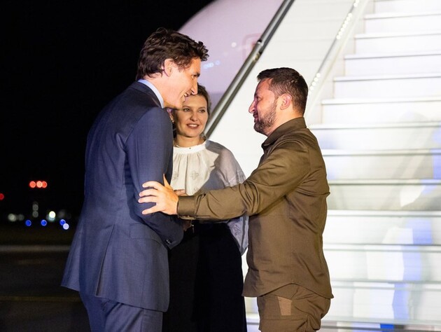 Дважды расцеловался с первой леди Украины, а Зеленскому пожал руку. Трюдо встретил украинского президента и его жену у трапа самолета. Видео