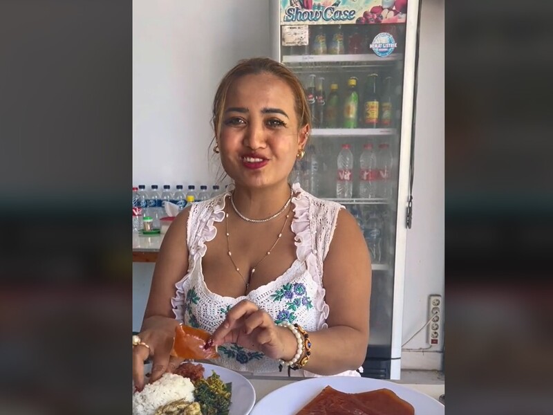 В Індонезії блогерка-мусульманка на камеру з'їла свинину. Її засудили до двох років ув'язнення за богохульство