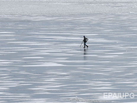 В Днепре два автомобиля с людьми провалились под лед – ГСЧС