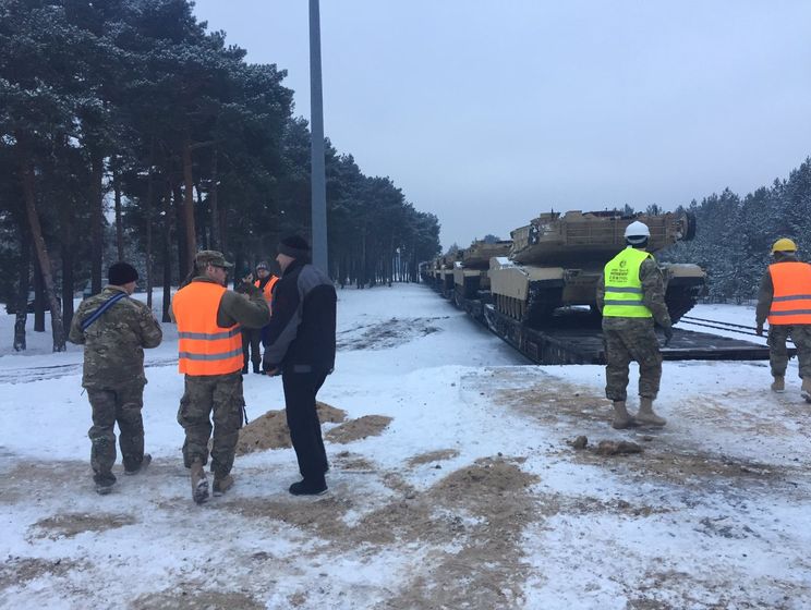 В Польшу прибыли первые танки из США