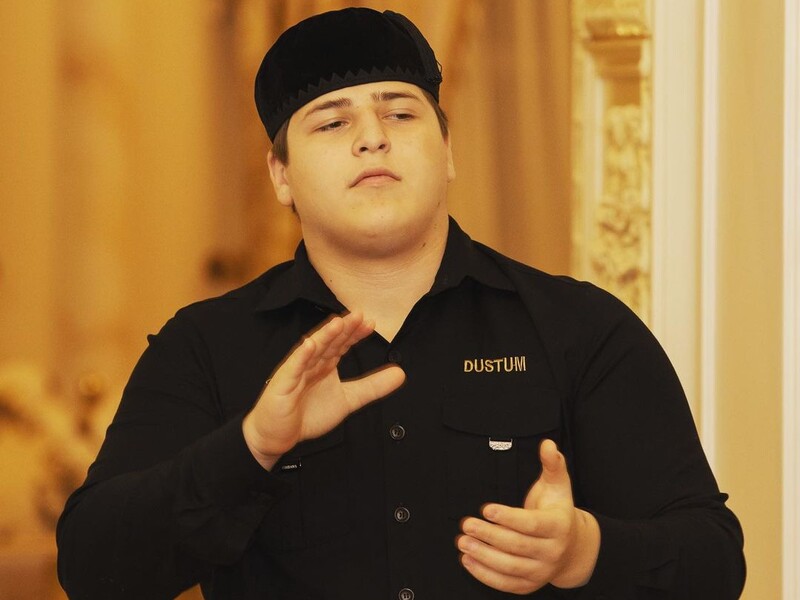 "Не розуміють мови переконання". Кадиров опублікував відео, як його син б'є в СІЗО обвинуваченого у спаленні Корану, і заявив, що пишається ним