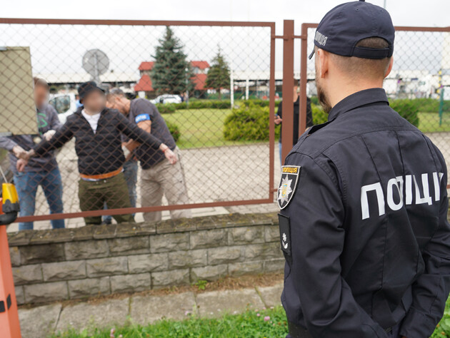 Україна видала Чехії п'ятьох організаторів колцентру у Дніпрі, який, за даними поліції, виманив у чехів понад €7,5 млн