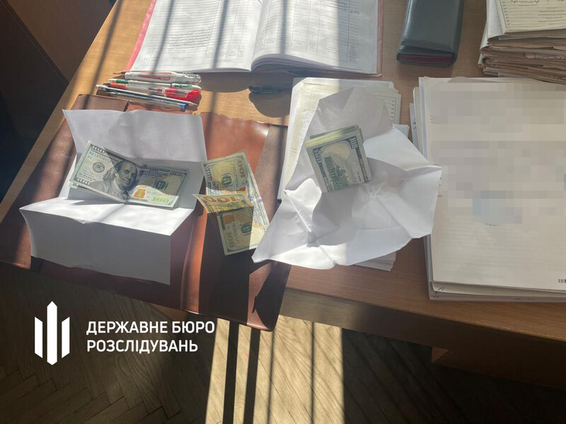 Чиновниця з медкомісії у Львівській області намагалася з'їсти гроші, які вимагала у військового – ДБР