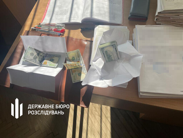 Чиновница из медкомиссии во Львовской области пыталась съесть деньги, которые вымогала у военного – ГБР