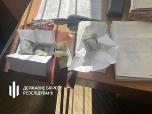 Чиновница из медкомиссии во Львовской области пыталась съесть деньги, которые вымогала у военного – ГБР