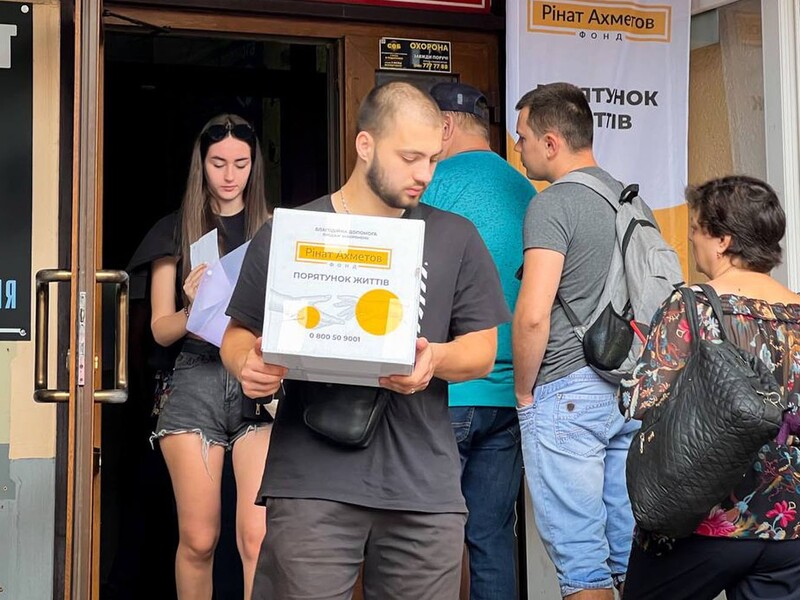 Для переселенцев в Черноморске продолжается выдача продуктовых наборов от Фонда Рината Ахметова