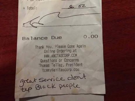 В США посетители ресторана поддержали официантку, получившую расистскую записку