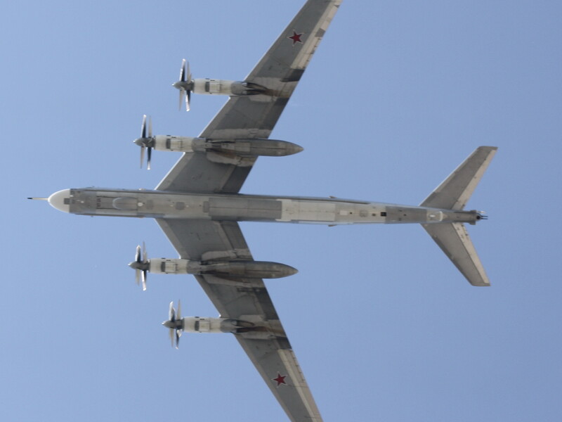 "Помилкова ціль". На супутникових знімках російського аеродрому Енгельс-2 помітили намальовані бомбардувальники