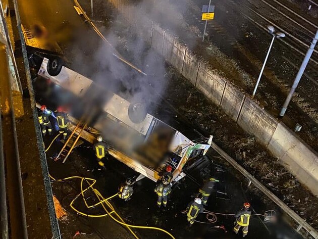 В Італії з естакади впав і загорівся автобус, загинула щонайменше 21 людина