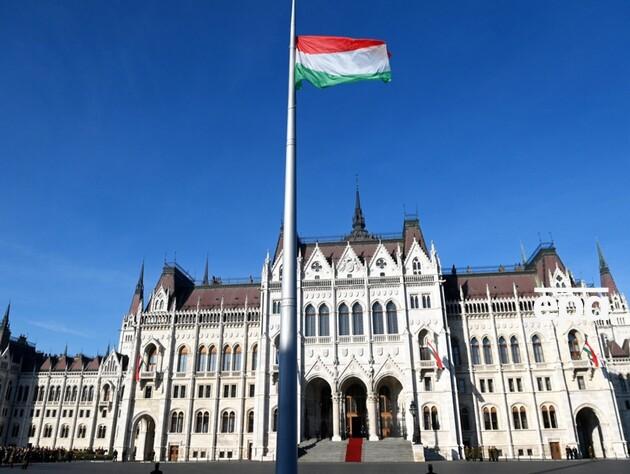 Венгрия предложила разделить на две части €50 млрд помощи для Украины – Bloomberg