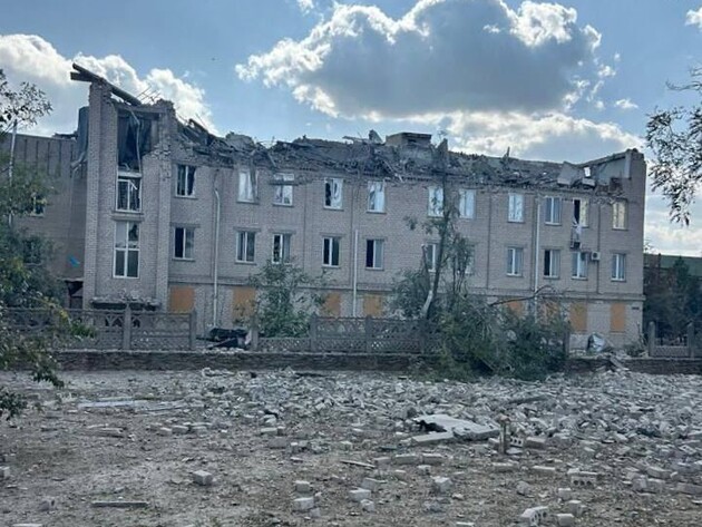 Российские оккупанты ударили по больнице в Бериславе, верхний этаж здания полностью уничтожен 