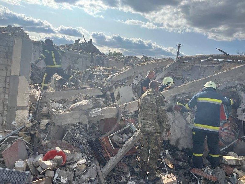 Более половины погибших в селе Гроза Харьковской области идентифицированы. В кафе, куда попала ракета РФ, были поминки – МВД