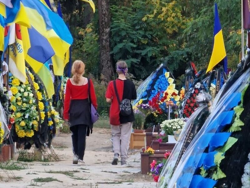 В Киеве дети похищали памятные вещи с могил военных. На родителей полиция составила протоколы