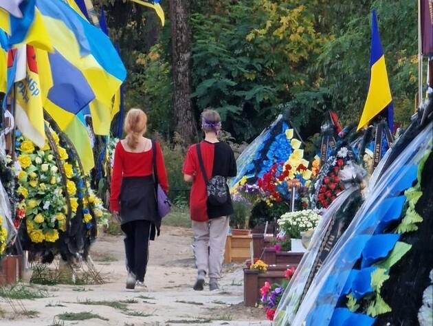 У Києві діти викрадали пам'ятні речі з могил військових. На батьків поліція склала протоколи