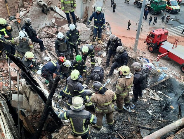 Удар по жилому дому в Харькове. Под завалами нашли тело погибшего ребенка