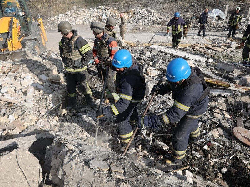 Прокуратура показала, как с воздуха выглядят последствия российского удара по селу Гроза. Видео