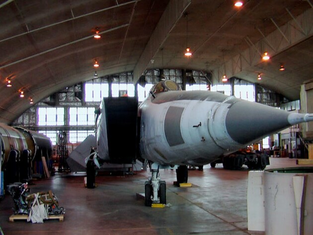 Семь нерабочих истребителей, вагоны, авиадвигатели и танкер. Украина конфискует у РФ 800 единиц транспорта