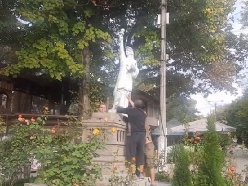 Россияне в Крыму снесли копию статуи Свободы, "пока власти США не одумаются"