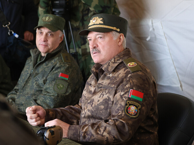 "Дістануть "червону кнопку" і покладуть на стіл". Лукашенко вважає, що США штовхають РФ до застосування "найстрашнішої зброї"