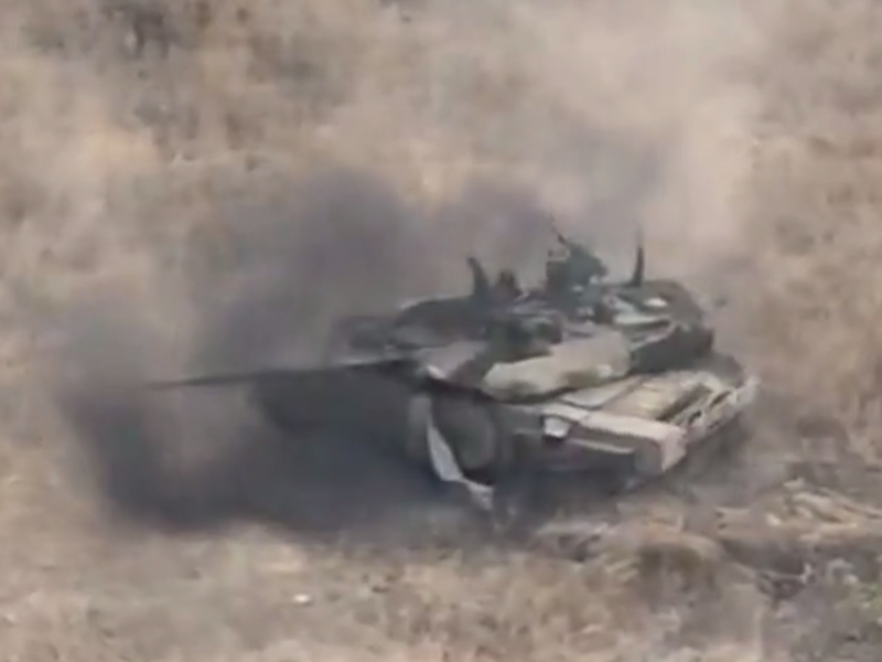 Российские пропагандисты выдали кадры с подбитым Т-90 оккупантов за уничтожение ХАМАС израильского танка "Меркава". Видео