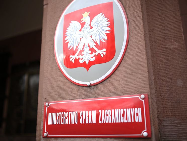 МИД Польши требует от Украины наказать виновных в разрушении памятника во Львовской области