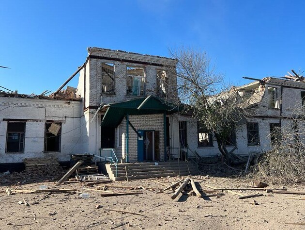 Нацполиция показала последствия российского удара по гимназии в Никополе, где погибли четыре человека. Видео