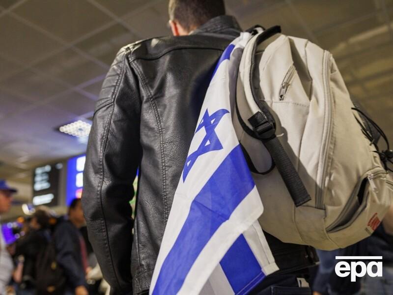 В Израиль со всего мира возвращаются резервисты, чтобы защищать страну. Авиакомпания El Al впервые с 1982 года выполнит рейс в шаббат
