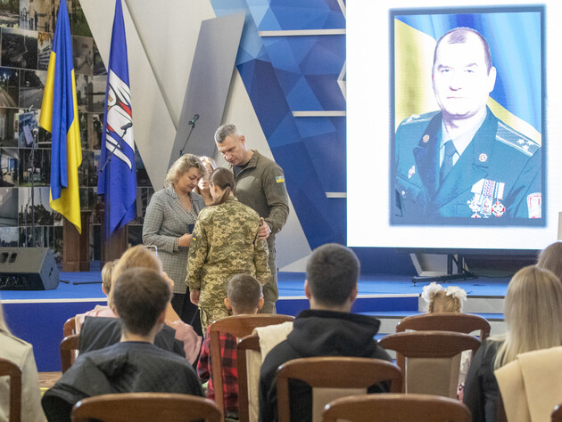 Семьи погибших киевлян-военнослужащих получили медали от общины Киева