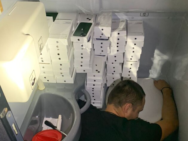 Із Чехії в Україну намагалися нелегально ввезти 280 iPhone, деякі ховали в туалеті автобуса. Фото