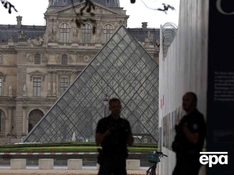 Во Франции эвакуировали людей из Лувра и Версальского дворца, в стране ввели режим "чрезвычайной готовности к атаке"