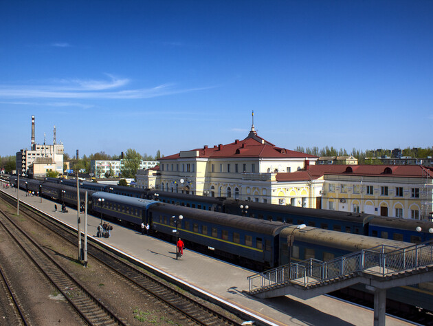 Из Херсона в Киев выехал поезд, поврежденный в результате обстрела российскими оккупантами