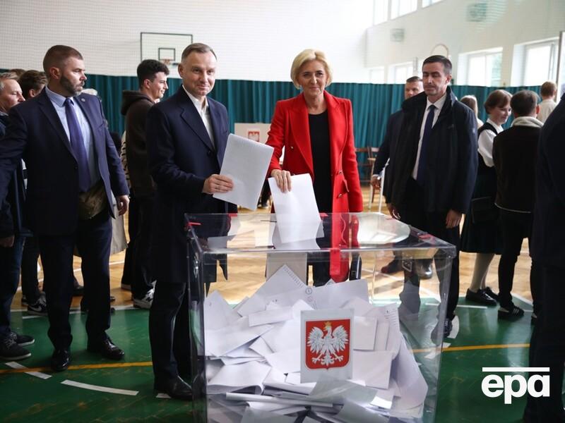 Польський виборчком порахував понад 92% голосів. Лідирує керівна партія, але перемагає опозиція