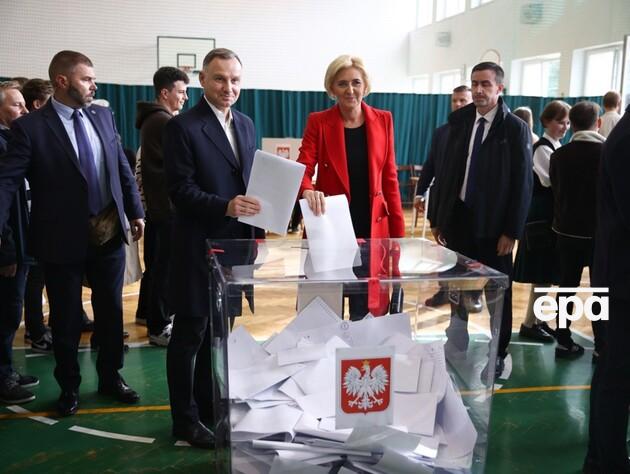 Польский избирком посчитал более 92% голосов. Лидирует правящая партия, но побеждает оппозиция