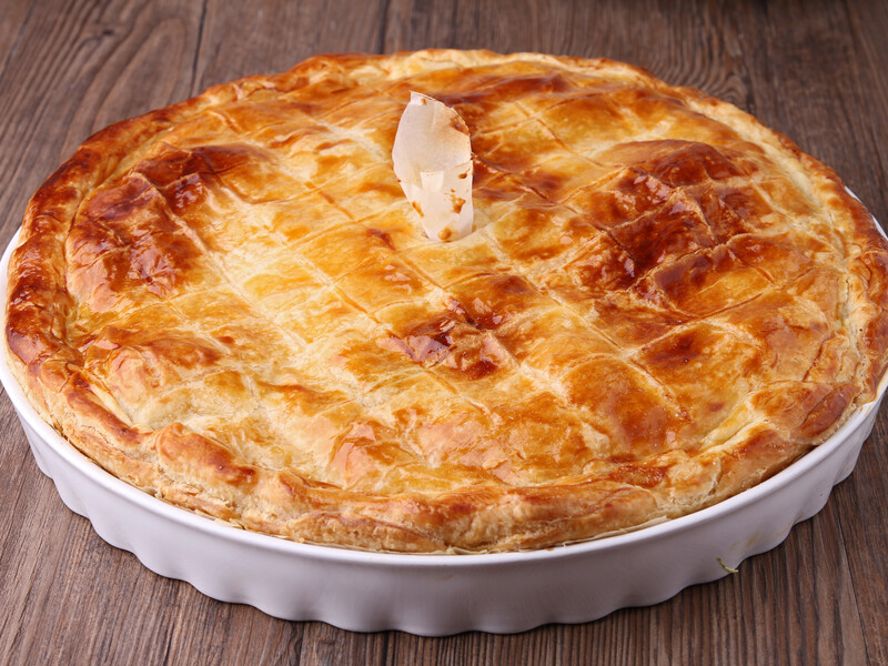 Приготуйте картопляний пиріг із бюджетних продуктів. Простий і швидкий рецепт тіста на кефірі без яєць