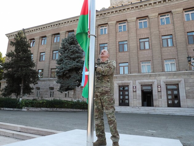 Алиев поднял флаг Азербайджана в Ханкенди в Карабахе. Видео