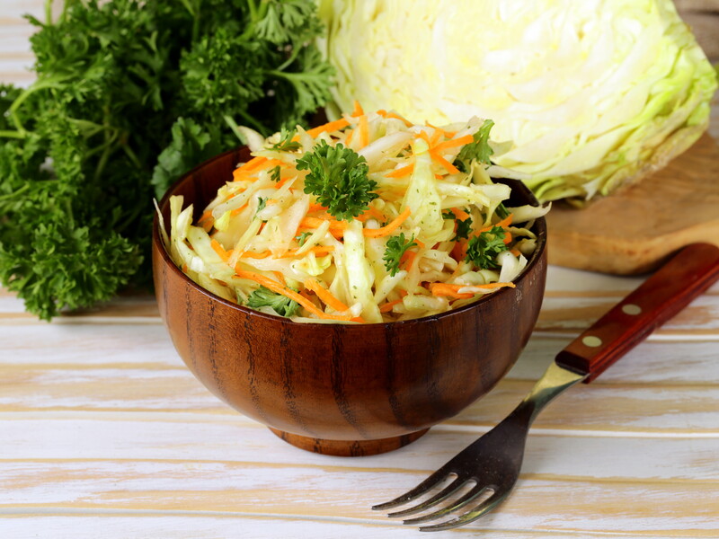 Приготовьте осенью этот салат из капусты и перца. Пошаговый рецепт
