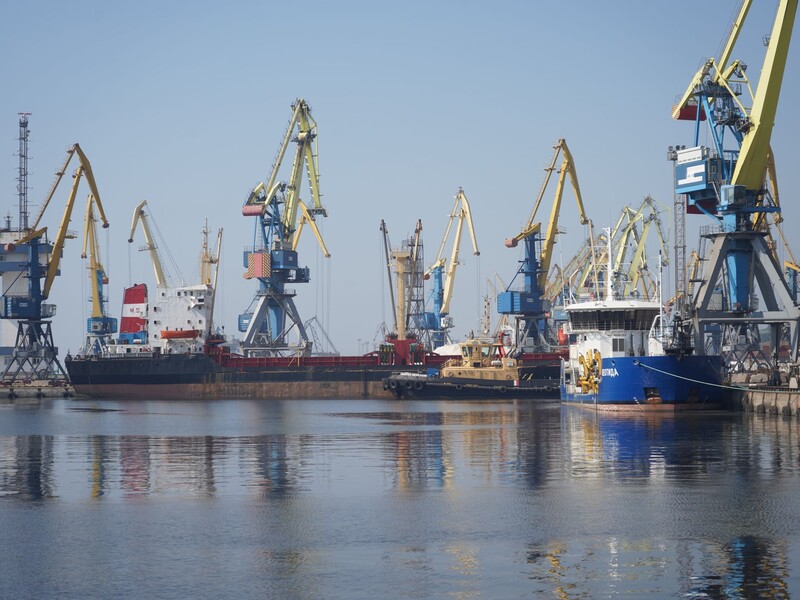 Российские оккупанты загружают в порту Мариуполя одновременно три судна