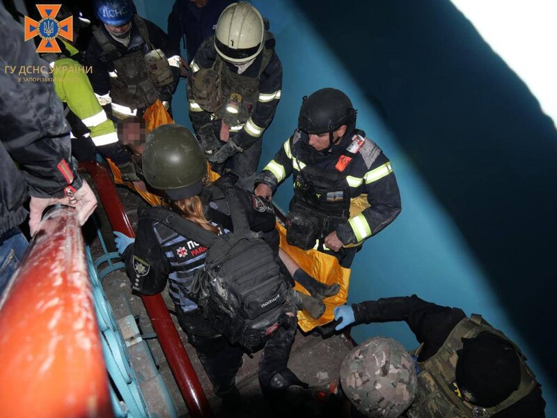 Ракетный удар по Запорожью. В МВД показали видео спасения пострадавшего из-под завалов