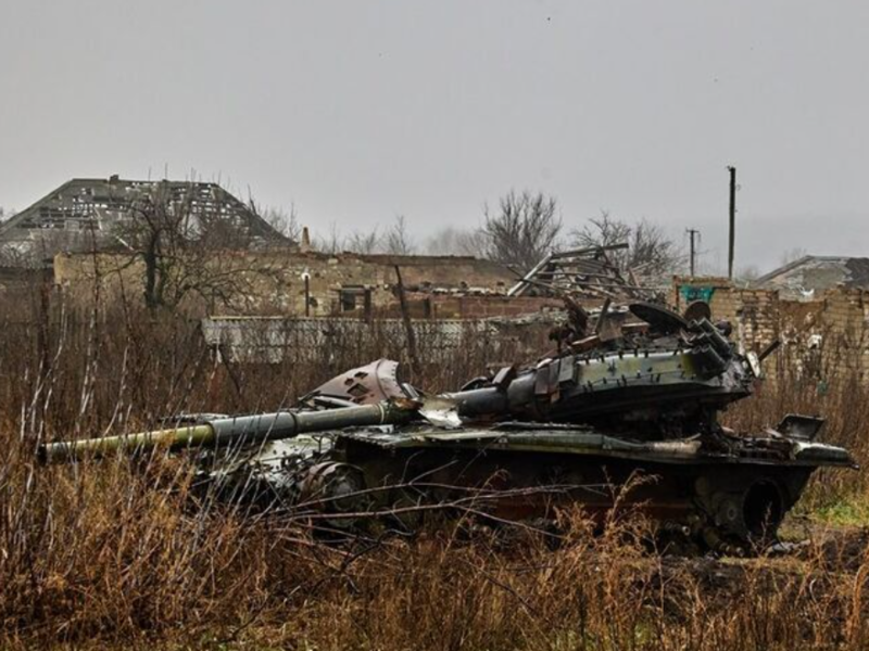 "Палають російські танки під Бахмутом". Сирський показав, як ЗСУ уразили три бронемашини окупантів. Відео