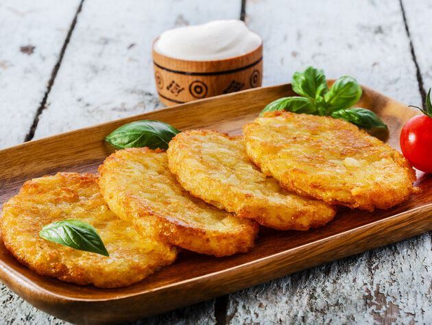 Ніжні деруни з напівсирої картоплі. Рецепт із п'яти інгредієнтів