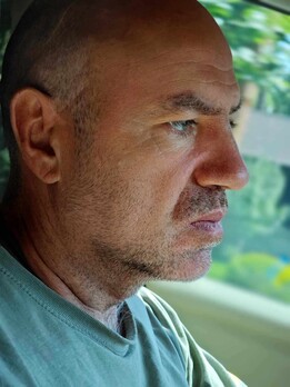 Война, сука, простая, как двери. Враг прет, чтобы уничтожить нас, мы уничтожаем его. Разница только в соотношении. Соотношение в нашу пользу. Очень в нашу пользу