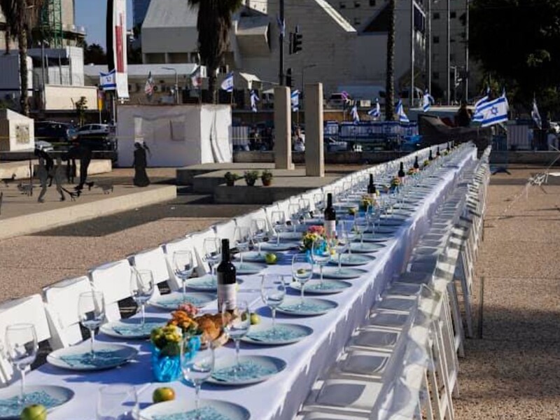 В Тель-Авиве в шабат накрыли символический стол для людей, захваченных террористами ХАМАС