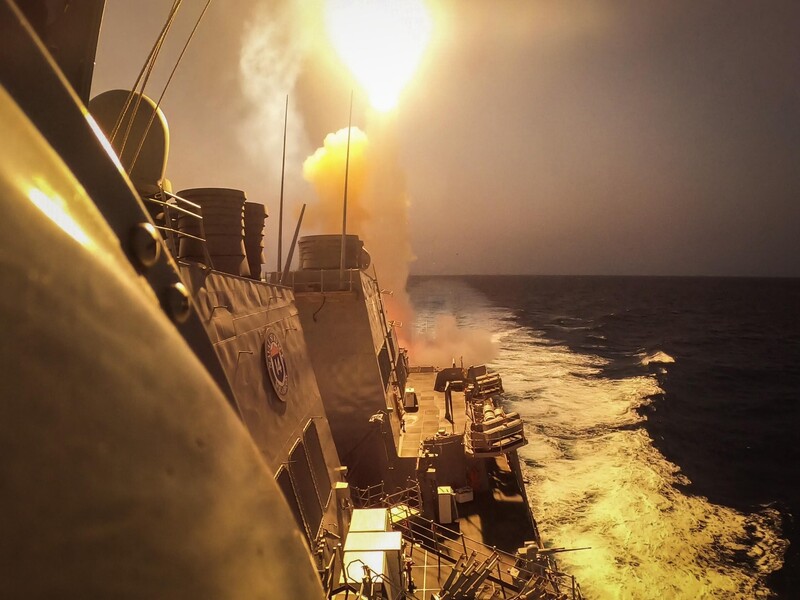ВМС США опубликовали фото боевой работы эсминца Carney в Красном море, который перехватил несколько ракет и БПЛА возле Йемена