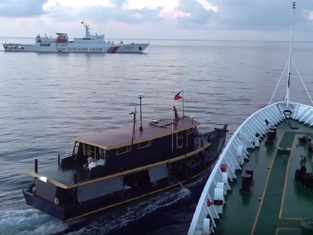 В Южно-Китайском море столкнулись корабли Филиппин и Китая. Видео