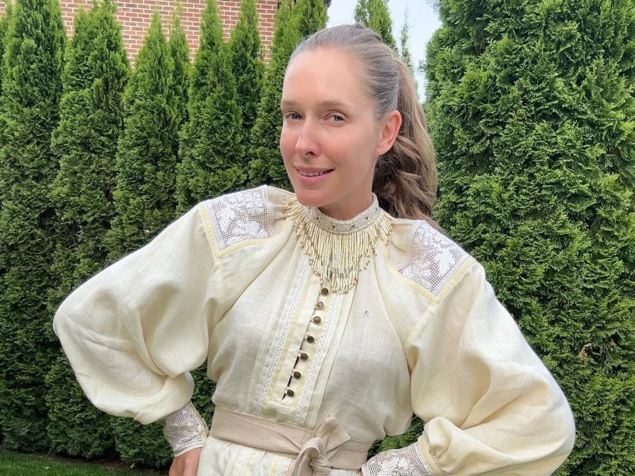 Көшеде трусисыз юбкада