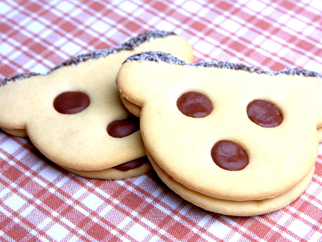 Змішайте це в посудині – й вийде пісочне тісто. Рецепт домашнього печива у вигляді ведмедиків