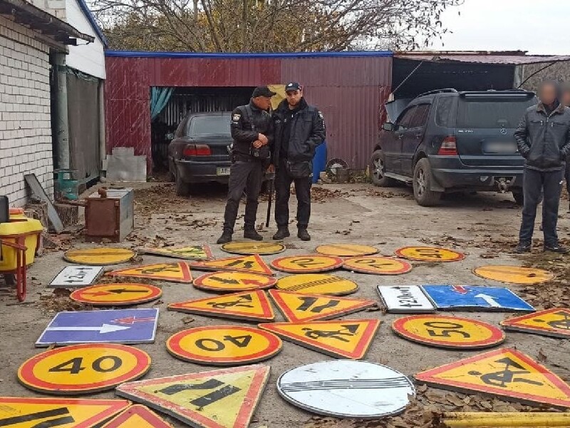 Житель Днепропетровской области построил теплицу из опор дорожных знаков – полиция