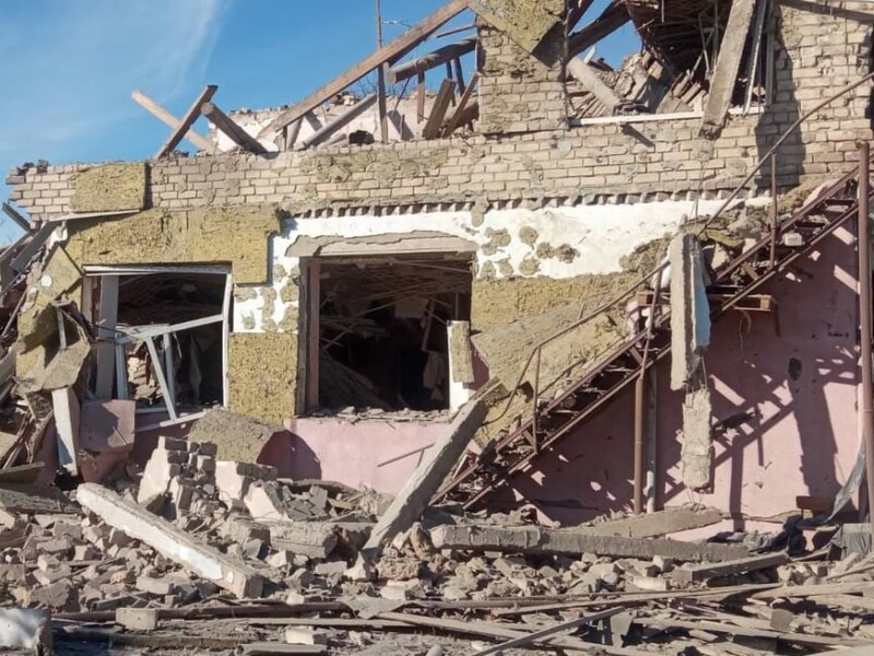 Авіація РФ скинула чотири бомби на село в Херсонській області, одна з них влучила неподалік кафе, загинув чоловік – ОВА