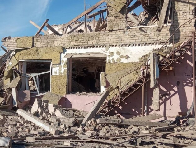 Авиация РФ сбросила четыре бомбы на село в Херсонской области, одна из них попала неподалеку от кафе, погиб мужчина – ОВА