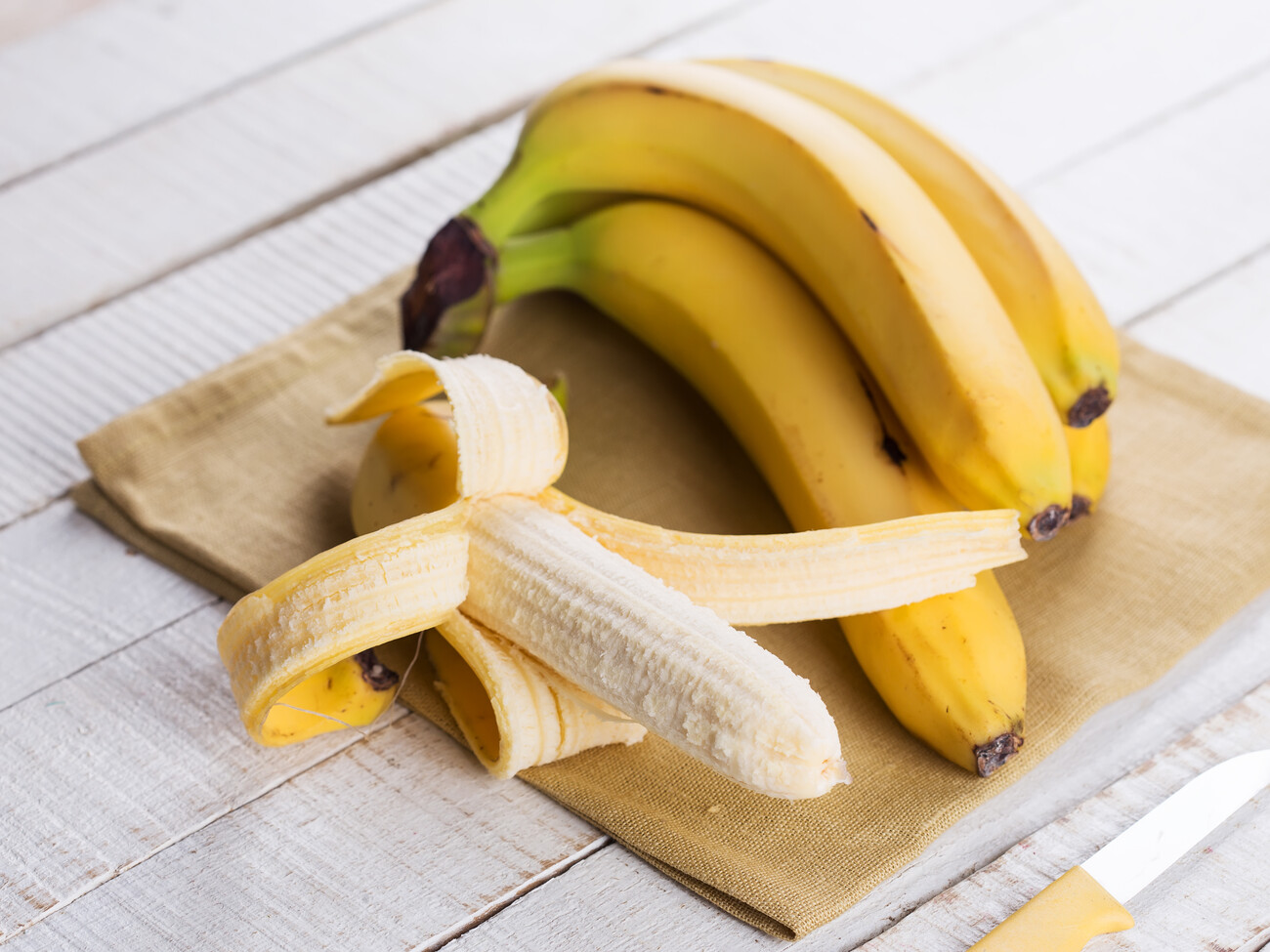 Бананы с шоколадом в слоеном тесте в духовке